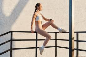 肯·葛瑞菲在西雅图水手队时期的反戴球帽造型，引领了当时的时尚潮流