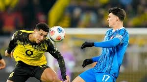 库里下半场20分难阻勇士惨败 镜头捕捉失落一幕：坐板凳毛巾捂脸